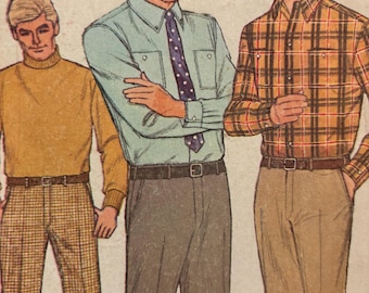 Op de afbeelding: Drie herenmode-illustraties die verschillende shirt- en broekcombinaties laten zien. De man links draagt een bruine trui met een hoge hals en een bruin-witte geruite broek. De man in het midden draagt een lichtblauw overhemd met knopen en een donkerblauw-witte geblokte stropdas en een bruine broek. De man rechts draagt een bruin-wit geruit overhemd en een bruine broek.