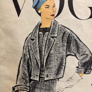 以下が含まれることがあります： ヴィンテージVogueファッションイラスト。グレーのチェック柄スーツに、クロップドジャケットとスカートを合わせた女性。青いターバン、白い手袋、パールのイヤリングを着用。背景にはVogueのロゴが見える。