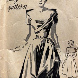 Op de afbeelding: Vintage naaipatroon met een zwart-wit illustratie van een vrouw in een jurk. De tekst "american designer's pattern" is zichtbaar. De jurk heeft een getailleerd lijfje en een volle rok, met een kleinere illustratie van de jurk rechts.