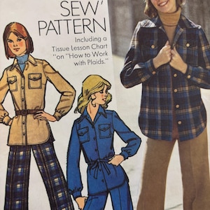 Può includere: Un modello di cucito vintage con tre donne che indossano camicie e pantaloni a quadri. Il modello include istruzioni su come lavorare con i quadri.