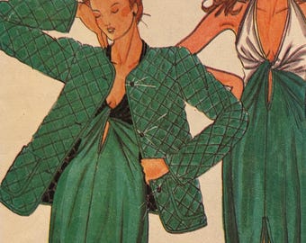 Può includere: Due illustrazioni di moda di donne. Una donna indossa una giacca trapuntata verde e un vestito verde con uno spacco sul davanti. L'altra donna indossa un top bianco con scollo a halter con una fascia verde e una gonna verde con uno spacco sul davanti.