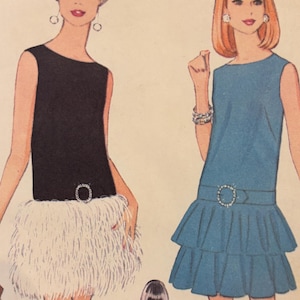 Könnte beinhalten: Vintage Modeillustration mit zwei Frauen in Kleidern. Ein Kleid ist schwarz mit einem weißen Federrock und einem Strassgürtel. Das andere ist blau mit einem Stufenrock und einem Strassgürtel. Die Illustration hat einen Retro-Stil.