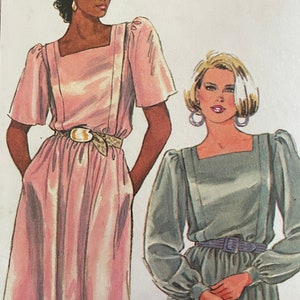 Leichtes Pullover Kleid mit Puffärmeln und quadratischem Ausschnitt---Simplizität 6957---Größe 16 1/2 Büste 39 UNCUT und Fabrik gefaltet