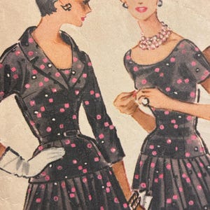Puede incluir: Ilustración de moda vintage con dos mujeres con vestidos negros con lunares rosas. Una mujer lleva una chaqueta y un sombrero a juego. La otra lleva un collar de cuentas rosas. La ilustración tiene un estilo retro.