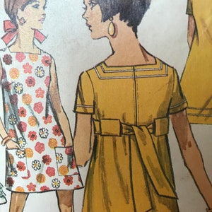 Söt vintage miniklänning från 1960-talet med knyt i ryggen, fyrkantig halsringning och volangdetaljer som tillval --- Simplicity 7659 --- Storlek 9 Junior Petite Byst 33