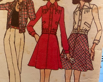 Può includere: Tre illustrazioni di moda di donne. La donna a sinistra indossa una giacca a quadri, una canotta nera, una cintura bianca e pantaloni bianchi. La donna al centro indossa una camicia rossa con dettagli a frange, una gonna rossa e guanti bianchi. La donna a destra indossa una camicia bianca con dettagli a frange, una gonna a quadri e guanti bianchi.