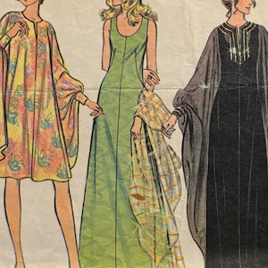 Könnte beinhalten: Ein Vintage-Schnittmuster mit drei verschiedenen Kleiderdesigns. Das erste Kleid ist ein langes, grünes, ärmelloses Kleid mit einem Schlitz vorne. Das zweite Kleid ist ein kurzes, blumiges Kleid mit langen Ärmeln. Das dritte Kleid ist ein langes, schwarzes, bodenlanges Kleid mit langen Ärmeln und einem hohen Ausschnitt.