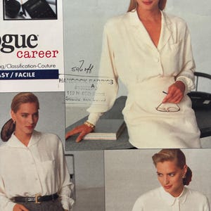 Puede incluir: Una camisa blanca de botones con cuello y mangas largas. La camisa está metida en un pantalón gris con un cinturón negro. El texto "50% off" está escrito en la imagen. El texto "HANCOCK FABRICS" está escrito en la imagen. El texto "A #1000250" está escrito en la imagen. El texto "112 N 85th Street" está escrito en la imagen. El texto "Seattle WA 98103" está escrito en la imagen.