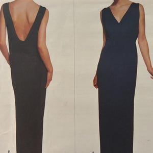 Pode incluir: Padrão de costura Vogue Patterns com dois vestidos longos sem mangas. Um tem as costas baixas e o outro um decote em V. O logotipo Vogue Patterns está no canto superior direito.