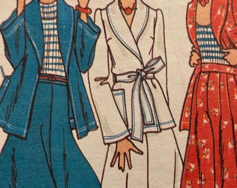 Può includere: Tre illustrazioni di moda di donne con abiti diversi. La donna a sinistra indossa una giacca blu con una camicia a righe bianche e blu, una gonna blu e orecchini rossi. La donna al centro indossa una giacca bianca con una cintura bianca e pantaloni bianchi. La donna a destra indossa una giacca rossa con una camicia a righe bianche e blu, una gonna rossa con un motivo geometrico e una collana rossa.