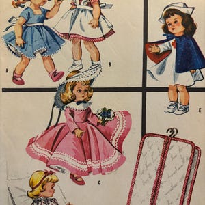Pode incluir: Padrão de roupas de boneca vintage com ilustrações de bonecas em várias roupas. As bonecas estão usando vestidos, um uniforme de enfermeira e outras roupas. O padrão inclui o texto "DOLL CLOTHES".