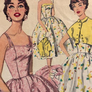 Può includere: Un modello di cucito vintage che presenta tre illustrazioni di donne che indossano diversi stili di abiti. Gli abiti sono tutti in tonalità di rosa e giallo con motivi floreali. Il modello include istruzioni per realizzare un abito senza spalline, un abito con una giacca bolero e un abito con un corpetto aderente e una gonna ampia.
