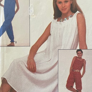 Może przedstawiać: Wzór szycia przedstawiający trzy różne style odzieży: białą sukienkę bez rękawów, niebieski kombinezon i czerwony kombinezon z paskiem. Wzór zawiera instrukcje dotyczące szycia każdego elementu garderoby.