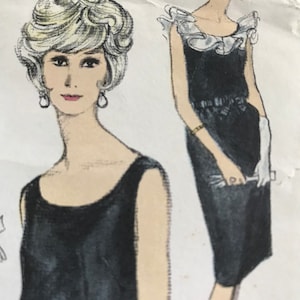 Elegant vintage 1960-tals liten svart klänningsmönster med rundad halsringning och variationer---Vogue 6392---Storlek 16 Byst 36 Oklippt och etikett ingår