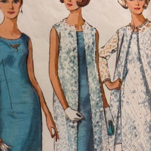 Puede incluir: Una ilustración de patrón de costura vintage que muestra tres conjuntos: un vestido tubo azul liso sin mangas con un broche dorado, un vestido tubo azul con un abrigo blanco texturizado sin mangas y un abrigo blanco acolchado sobre un vestido a juego.