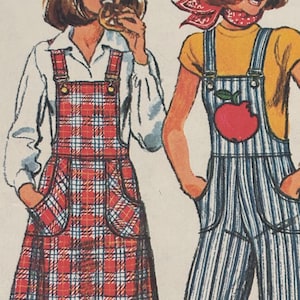 Pode incluir: Ilustração de duas jovens a usar macacões vintage. Uma usa um vestido com macacão xadrez vermelho sobre uma blusa branca. A outra usa macacão listrado azul e branco sobre uma camisa amarela, com um gráfico de maçã vermelha.