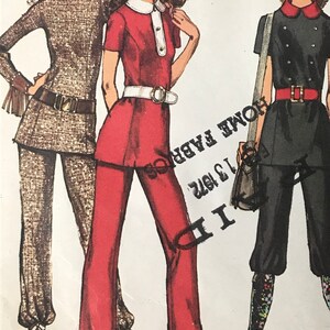 以下が含まれることがあります： 3つの女性用衣装が描かれたヴィンテージの裁縫パターン。イラストは、ツイードのパンツスーツ、白い襟の赤いジャンプスーツ、赤いベルトの黒い衣装を示しています。パターンには「Home Fabrics」と「13 1972」と記載されています。