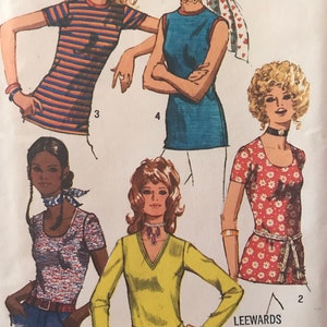 Può includere: Un modello di cucito vintage che presenta cinque diversi stili di top. I top sono mostrati in una varietà di colori e motivi, tra cui strisce, stampe floreali e colori solidi. Il modello è etichettato "Leewards Patterns Not Returnable".