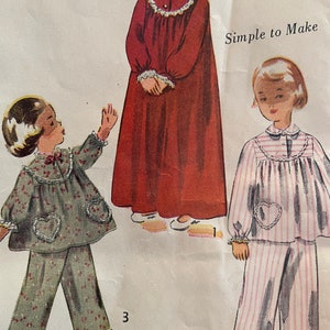 Può includere: Un modello di cucito vintage per pigiami per bambini. Il modello include tre stili diversi: una camicia da notte a maniche lunghe, un set di top e pantaloni a maniche corte e un set di top e pantaloni a maniche lunghe. Il modello è intitolato "Facile da fare".