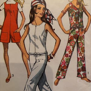 Op de afbeelding: Een vintage naaipatroon met drie verschillende stijlen jumpsuits. De eerste jumpsuit is rood met een wit bovenstuk en zakken. De tweede jumpsuit is wit met een rits aan de voorkant en een riem. De derde jumpsuit is bloemig met een groen, roze en wit patroon. Het patroon is getiteld "K. Brinton".