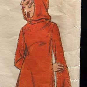 Puede incluir: Ilustración vintage de una persona con un vestido con capucha naranja. El vestido tiene mangas largas y sueltas y una capucha. La obra de arte tiene una estética retro, con un enfoque en el diseño del vestido.