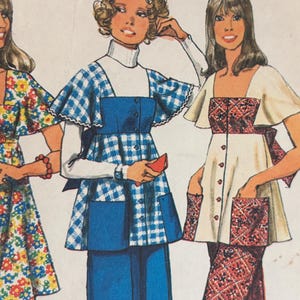 Puede incluir: Tres mujeres vistiendo diferentes vestidos vintage. La mujer de la izquierda lleva un vestido de estampado floral con escote cuadrado y mangas cortas. La mujer del centro lleva un vestido de cuadros azules y blancos con cuello alto blanco y mangas largas. La mujer de la derecha lleva un vestido blanco con una faja estampada en rojo y blanco y mangas cortas.
