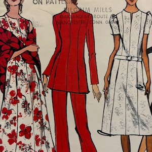 Puede incluir: Patrón de costura vintage con tres diseños de vestidos diferentes. El primer vestido es un vestido blanco con estampado floral rojo. El segundo vestido es un vestido rojo con un pantalón a juego. El tercer vestido es un vestido blanco con un patrón de encaje. El patrón es de la empresa 'Wilgom Mills' y es para las tallas 10-18.