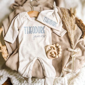 Conjunto personalizado para la salida del hospital de un bebé niño, pelele y gorro a medida, regalo para bebé niño, conjunto neutro bordado para bebé