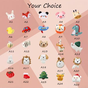 Op de afbeelding: Een verzameling van vijfentwintig kleine pluche patches gelabeld A1 tot en met A25, met diverse dieren, voertuigen en vakantie-iconen zoals een konijn, vos, panda, varken, giraf, eend, auto, vliegtuig, leeuw, dinosaurus, bij, vis, kat, gans, olifant, egel, hond, aardbei en de Kerstman.