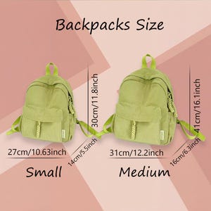 Op de afbeelding: Twee lichtgroene corduroy rugzakken gelabeld Small en Medium. De kleine rugzak is 27 cm breed, 30 cm hoog en 14 cm diep. De middelgrote rugzak is 31 cm breed, 41 cm hoog en 16 cm diep. De afbeelding bevat de tekst Backpacks Size.