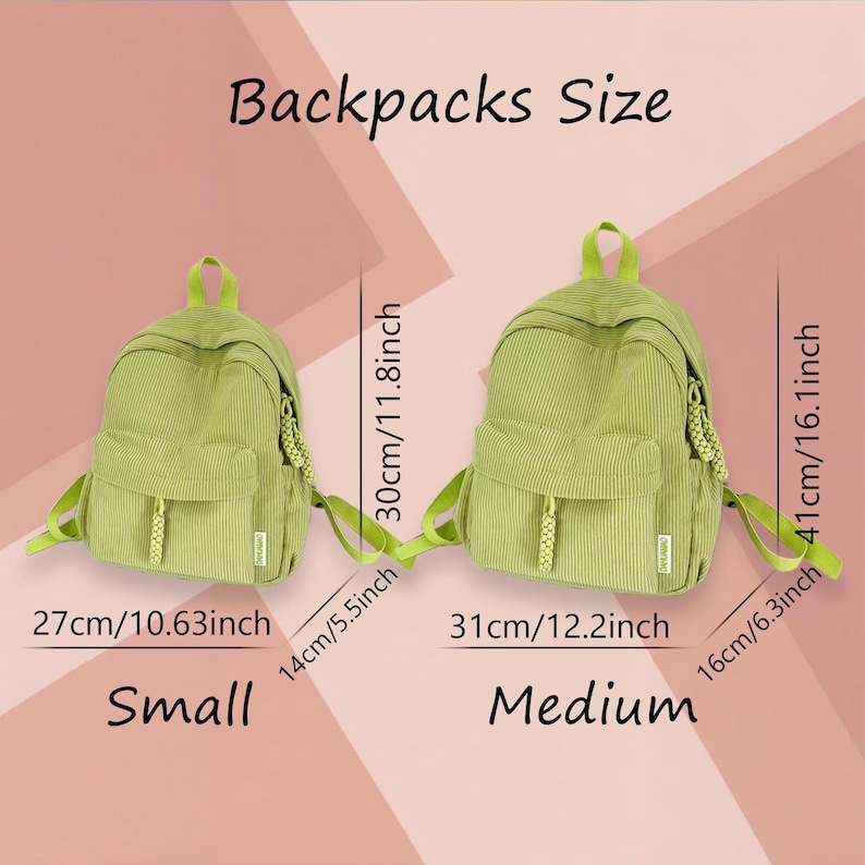 Op de afbeelding: Twee lichtgroene corduroy rugzakken gelabeld Small en Medium. De kleine rugzak is 27 cm breed, 30 cm hoog en 14 cm diep. De middelgrote rugzak is 31 cm breed, 41 cm hoog en 16 cm diep. De afbeelding bevat de tekst Backpacks Size.