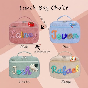 Op de afbeelding: Vier rechthoekige lunchtassen van corduroy in roze, blauw, groen en beige. Elke tas heeft een handvat, een voorvak met rits en een gepersonaliseerde naam in kleurrijke garenletters. De afmetingen zijn 19 cm bij 25 cm zoals afgebeeld.