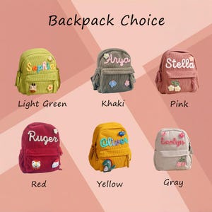 Op de afbeelding: Zes kleine rugzakken van corduroy in lichtgroen, kaki, roze, rood, geel en grijs. Elke tas is voorzien van een gepersonaliseerde naam in reli&euml;fletters en kleine decoratieve patches. De tekst "Backpack Choice" staat bovenaan de afbeelding.