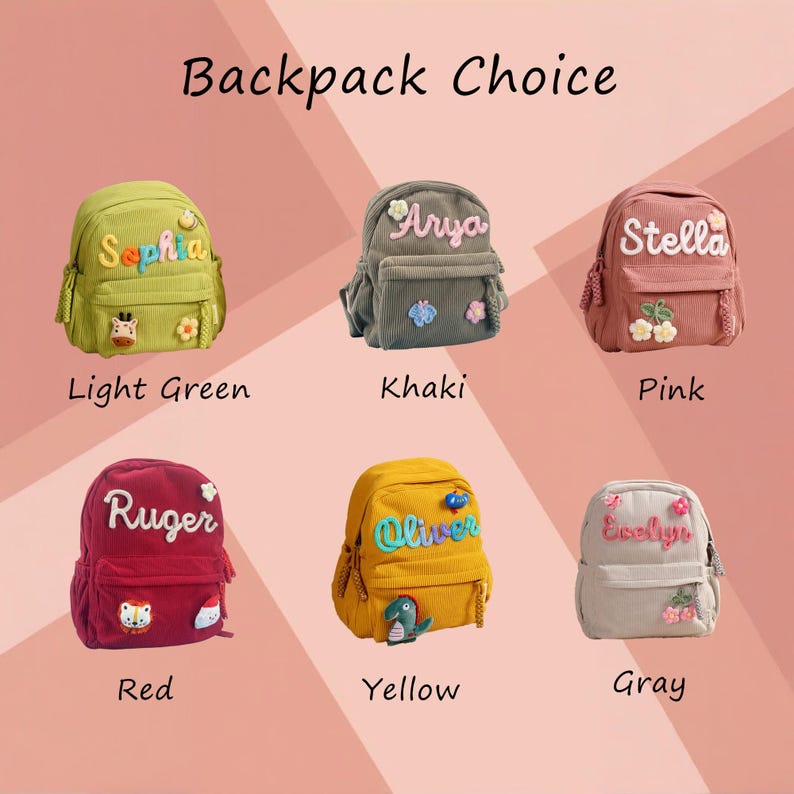 Op de afbeelding: Zes kleine rugzakken van corduroy in lichtgroen, kaki, roze, rood, geel en grijs. Elke tas is voorzien van een gepersonaliseerde naam in reli&euml;fletters en kleine decoratieve patches. De tekst "Backpack Choice" staat bovenaan de afbeelding.