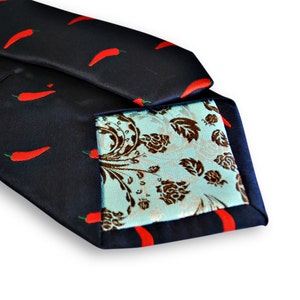 Corbata azul marino con diseño de chile con diseño floral característico en la parte trasera de Frederick Thomas FT3243 imagen 4