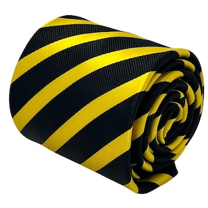 Puede incluir: Una corbata a rayas negras y amarillas. La corbata está enrollada y lista para ser usada.