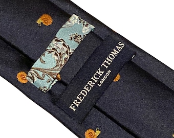 Cravatta blu navy con ricamo raffigurante un giocatore di calcio di Frederick Thomas FT2115 - Italia