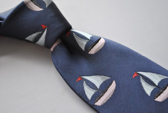 Cravatta Classica Blu Navy Con Stampa Di Barche A Vela – Lunghezza 144 Cm, Larghezza 8 Cm, Poliestere Di Qualità
