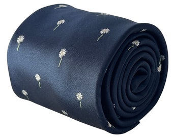 cravatta blu navy con fiore di margherita bianca di Frederick Thomas