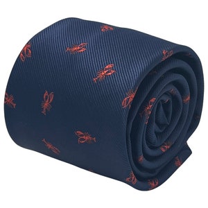 Può includere: Una cravatta blu navy con un motivo ripetuto di aragoste rosse.