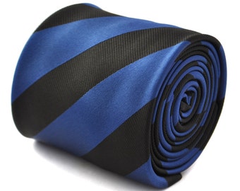 Corbata de rayas negras y azul oscuro estilo barbero con diseño floral característico en la parte posterior, de Frederick Thomas FT1780