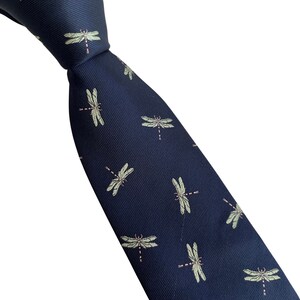 Corbata para hombre con diseño de insectos y libélula azul marino oscuro de Frederick Thomas imagen 2