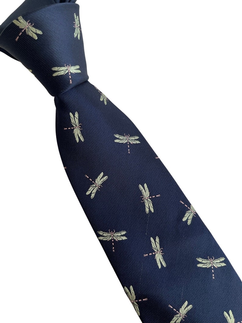 Corbata para hombre con diseño de insectos y libélula azul marino oscuro de Frederick Thomas imagen 2