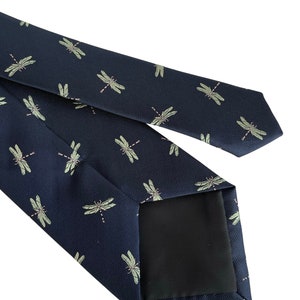 Corbata para hombre con diseño de insectos y libélula azul marino oscuro de Frederick Thomas imagen 3