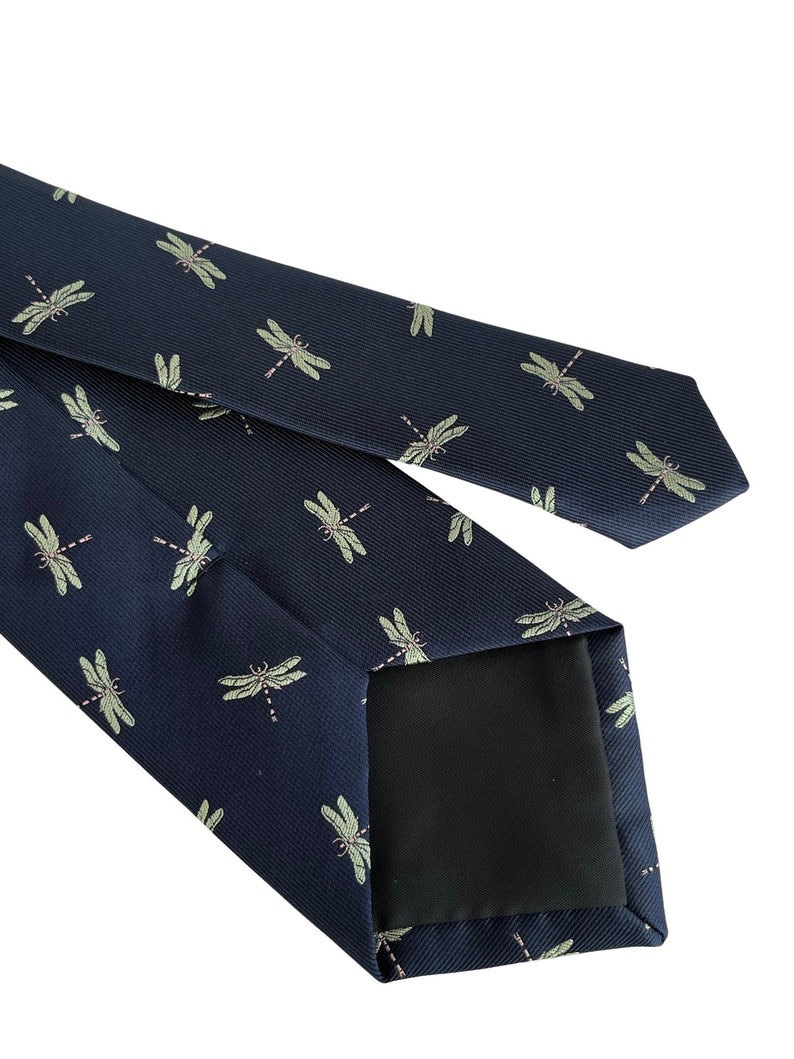 Corbata para hombre con diseño de insectos y libélula azul marino oscuro de Frederick Thomas imagen 3