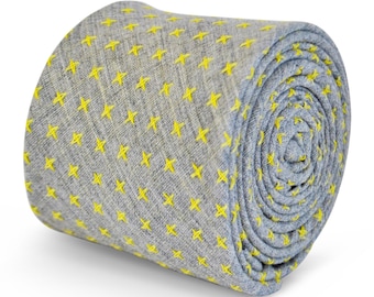 Corbata Frederick Thomas 100% algodón en gris con estampado de cruces amarillas FT3108