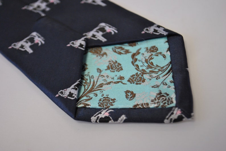 marineblauwe stropdas met geborduurd koe-ontwerp met kenmerkend bloemmotief aan de achterkant van Frederick Thomas FT2104 afbeelding 3