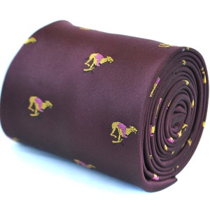 Kastanienbraune Krawatte mit Windhund-Krawatte mit charakteristischem Blumenmuster hinten von Friedrich Thomas FT1929