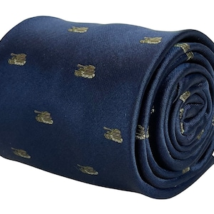Può includere: Una cravatta di seta blu navy con un motivo ripetuto di carri armati dorati.