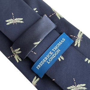 Corbata para hombre con diseño de insectos y libélula azul marino oscuro de Frederick Thomas imagen 5